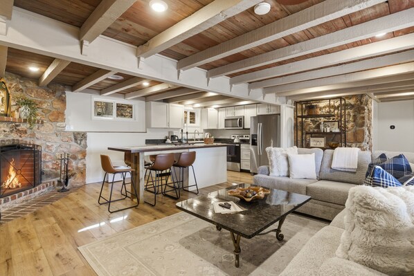 Living area - Hot Tub + Lake Views + Fire Pit - Private Retreat (Osage Beach)