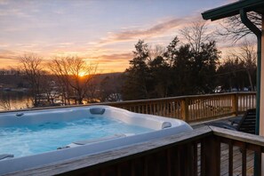 Outdoor spa tub - Hot Tub + Lake Views + Fire Pit - Private Retreat (Osage Beach)
