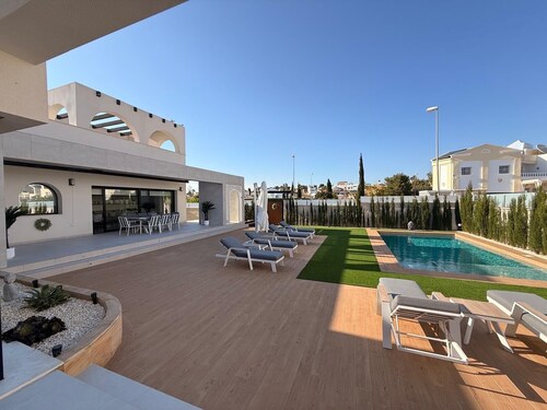 3 Bed Villa - Sleeps 6 - Private Pool - Parking