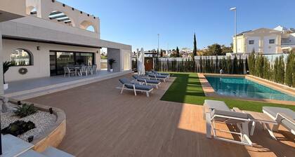 3 Bed Villa - Sleeps 6 - Private Pool - Parking