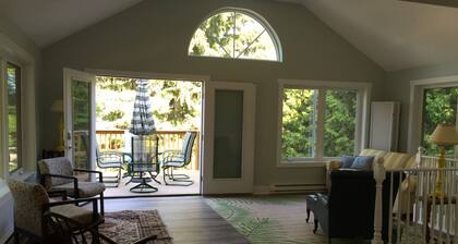 Cozy Getaway Near Downtown Frankfort – Walk to Beaches, Trails & Dining