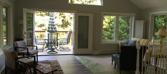 Cozy Getaway Near Downtown Frankfort â Walk to Beaches, Trails & Dining