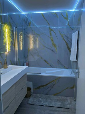 Towels, soap, toilet paper - Cosy T3 in Les Avirons (Reunion Island) - Sea view and swimming pool (Les Avirons)