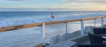 Fully-renovated beach cottage next to golf and bike to beach and Watch Hill