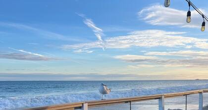 Fully-renovated beach cottage next to golf and bike to beach and Watch Hill