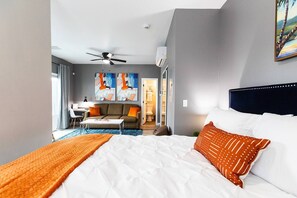 1 bedroom, iron/ironing board, WiFi, bed sheets - Spacious Studio – Balcony, Desk, A/C & Kitchen (San Diego)