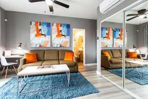 Living area - Spacious Studio – Balcony, Desk, A/C & Kitchen (San Diego)