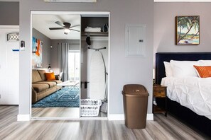 1 bedroom, iron/ironing board, WiFi, bed sheets - Spacious Studio – Balcony, Desk, A/C & Kitchen (San Diego)
