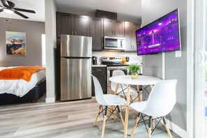 1 bedroom, iron/ironing board, WiFi, bed sheets - Spacious Studio – Balcony, Desk, A/C & Kitchen (San Diego)