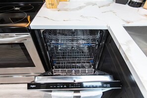 Private kitchen - Spacious Studio – Balcony, Desk, A/C & Kitchen (San Diego)