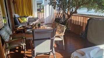 Trailer (Two Bedroom Mobile Home with Terrace) | Sala de jantar