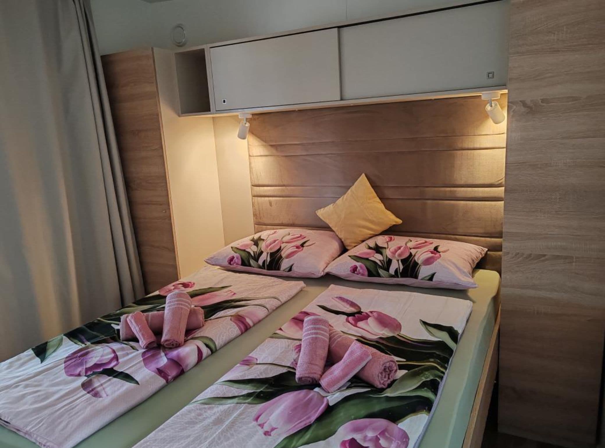 2 عدّة غرف نوم وأسرّة أطفال/رضّع