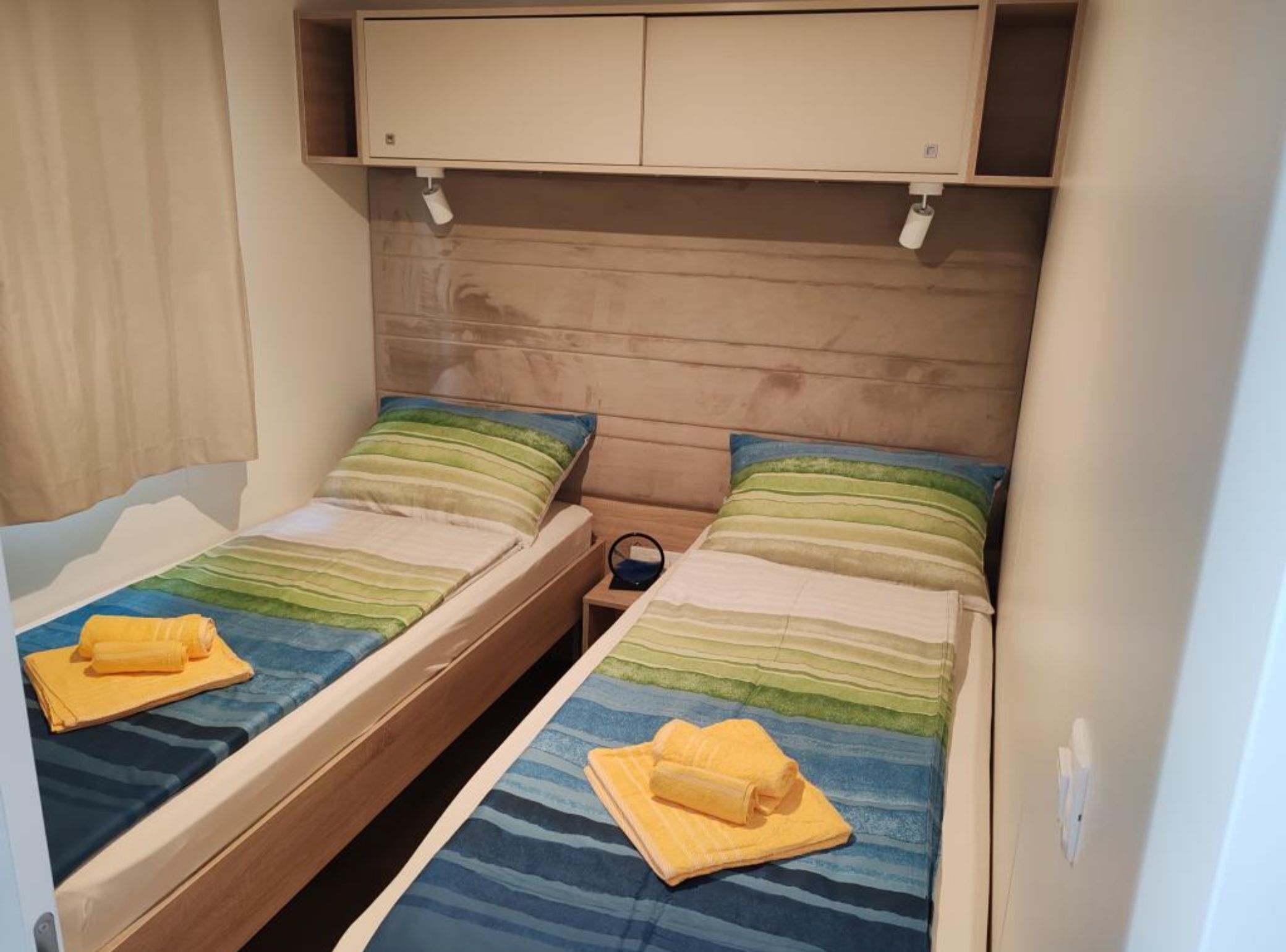 2 عدّة غرف نوم وأسرّة أطفال/رضّع