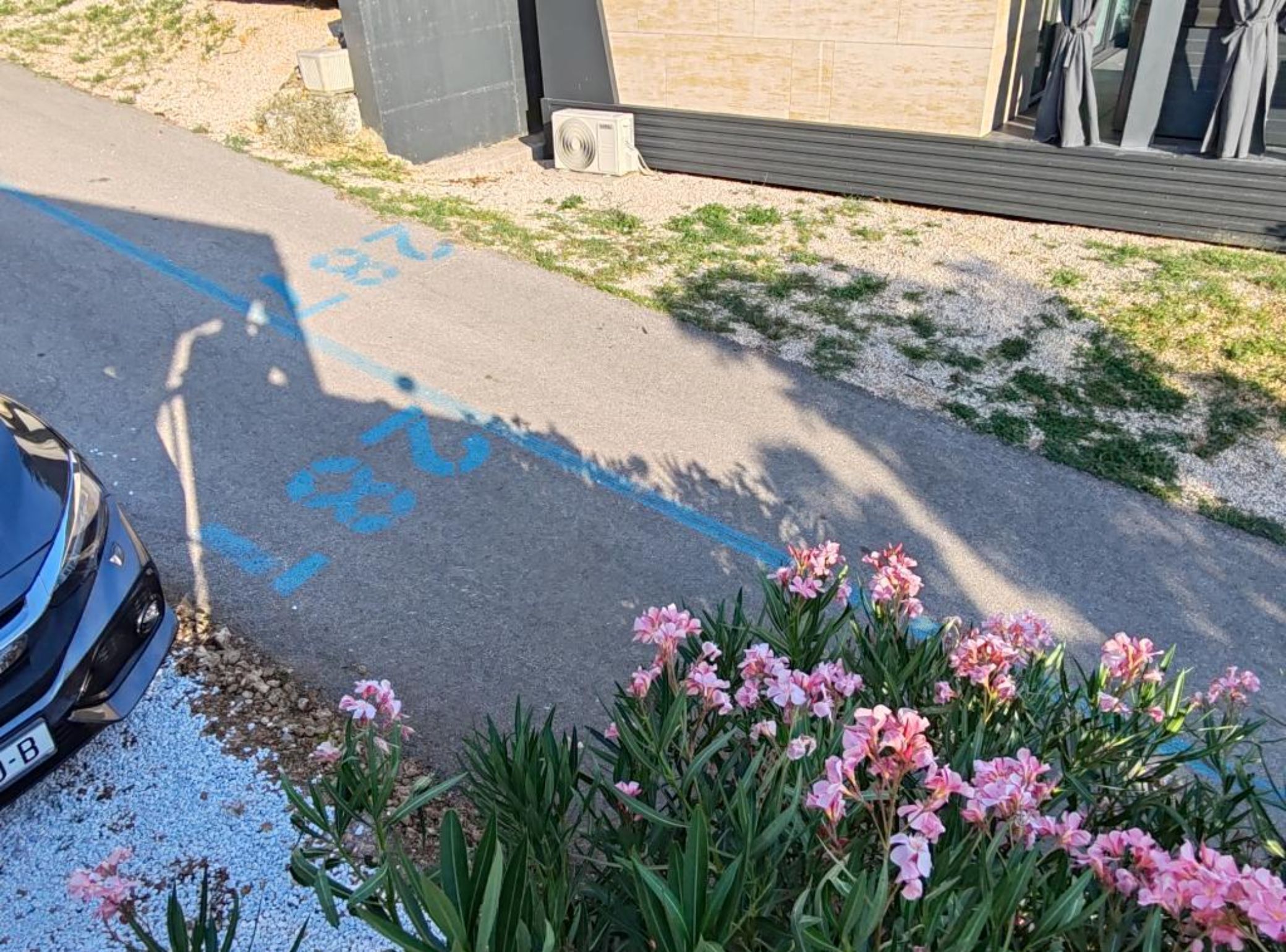 موقف سيارات