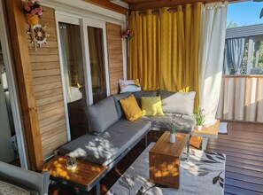 Casa móvil (Two Bedroom Mobile Home with Terrace) | Balcón