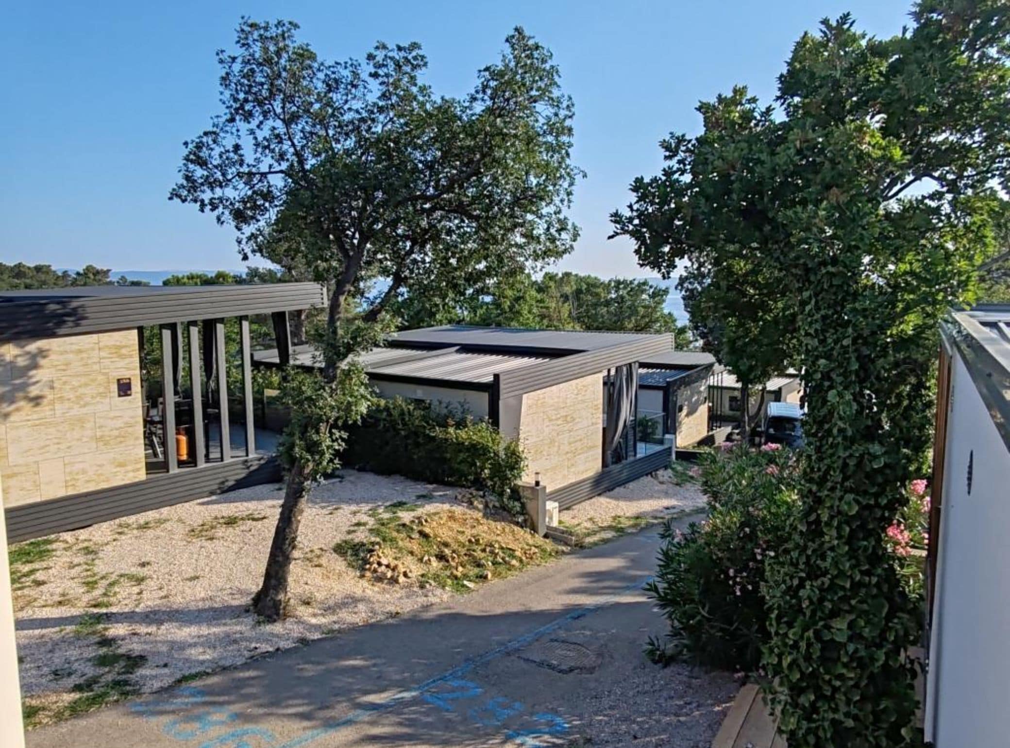 المنشأة من الخارج