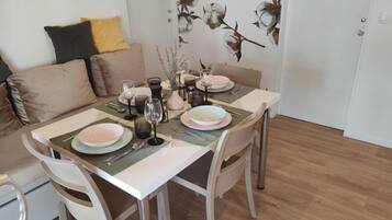 Mobile Home (Two Bedroom Mobile Home with Terrace) | Dining room