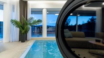 Villa (FourBedroom Villa with Pool) | Piscina cubierta