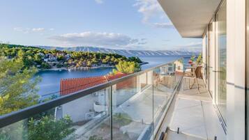 Villa (FourBedroom Villa with Pool) | Balcón