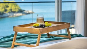 A wooden tray with a glass of milk and grapes on a balcony with a view of the sea and mountains. - Villa La Bella Vista (Jelsa)
