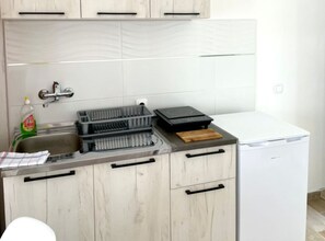 Studio (Studio apartment 2) | Private kitchen | Fridge - Comfort Apartments N (Sutomore)