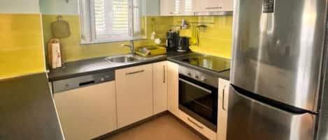 อพาร์ทเมนท์ (Two Bedroom Apartment With Terrace an) | ครัวส่วนตัว | ตู้เย็น