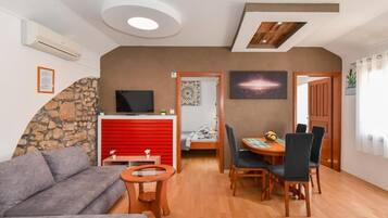 Studio (Studio apartment (2)) | Living room | 32-inch flat-screen TV with satellite channels