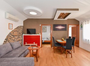 Studiolejlighed (Studio apartment (2)) | Stue | 32-tommers fladskærms-tv med satellitkanaler