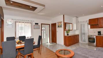 Studio (Studio apartment (2)) | Living room | 32-inch flat-screen TV with satellite channels