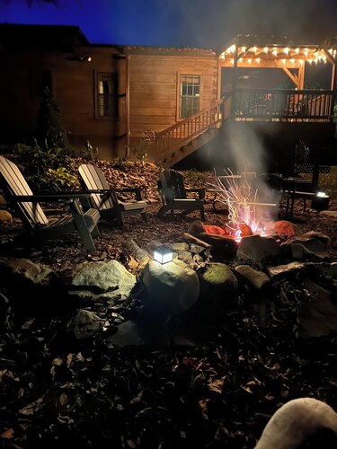 Riverfront Escape: Fire Pit, private hot tub, river fun, sleeps 6