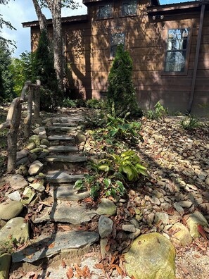 Property grounds - Riverfront Escape: Fire Pit, private hot tub, river fun, sleeps 6 (Newland)