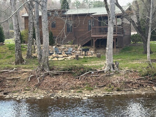 Riverfront Escape, Fire Pit, private hot tub, river fun, sleeps 6