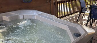  Peaceful Riverfront Escape: Fire Pit, private hot tub, river fun, sleeps 6