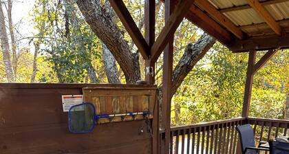 Peaceful Riverfront Escape: Fire Pit, private hot tub, river fun, sleeps 6