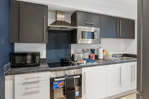 Fridge, microwave, oven, stovetop - Modern Home with 4 En-Suites (Platt Bridge)