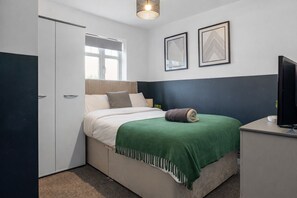 4 bedrooms, iron/ironing board, WiFi, bed sheets