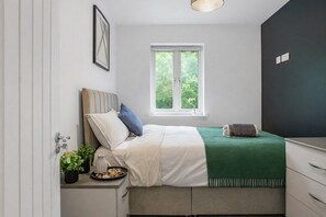 4 bedrooms, iron/ironing board, WiFi, bed sheets