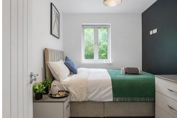 4 bedrooms, iron/ironing board, WiFi, bed sheets