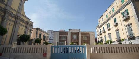A building with a blue gate labeled "CHIAIA".