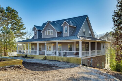 On-Site Lake Access: Serene Waterloo Getaway