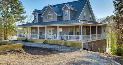 On-Site Lake Access: Serene Waterloo Getaway