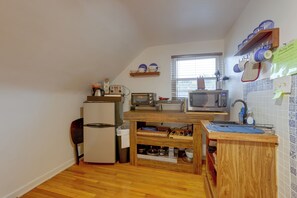 A compact kitchen with a refrigerator, a microwave, a toaster, and a sink. - 3 Mi to UD & Kettering Health! Suburban Stay (Dayton)