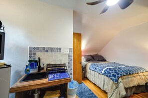 1 bedroom, desk, iron/ironing board, Internet