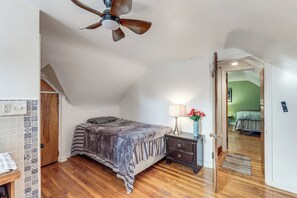 1 habitación, escritorio, tabla de planchar con plancha y internet 