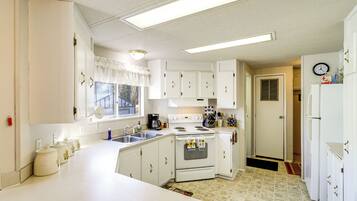 Coffee/tea maker, cookware/dishes/utensils
