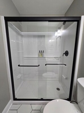 Dusche, Haartrockner, Handtücher