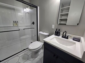 Shower, hair dryer, towels - Minutes From Downtown Atlanta+GWCC+Arena+Stadium (Atlanta)