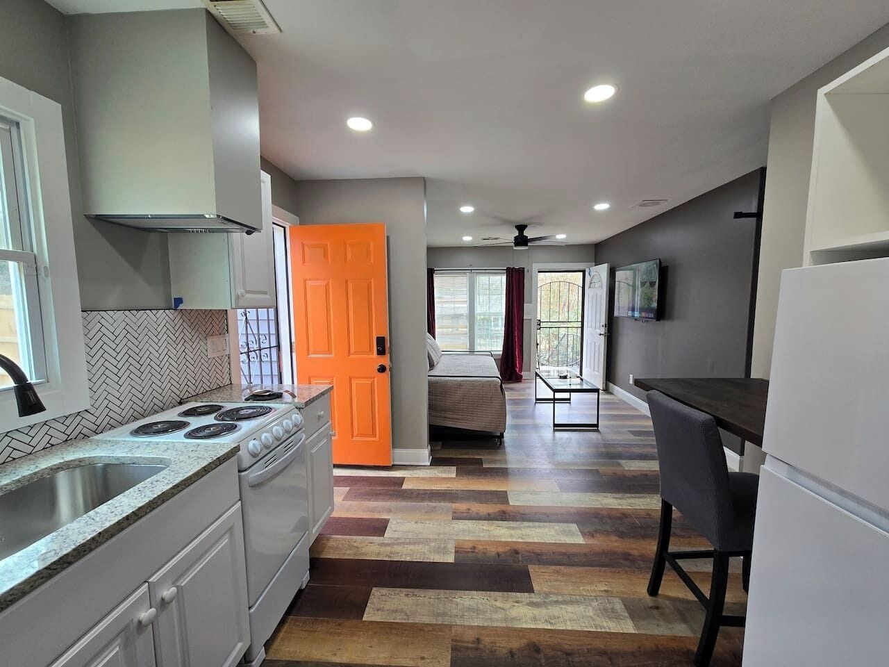 Kühlschrank, Mikrowelle, Ofen, Herdplatte