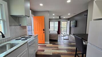 Kühlschrank, Mikrowelle, Ofen, Herdplatte