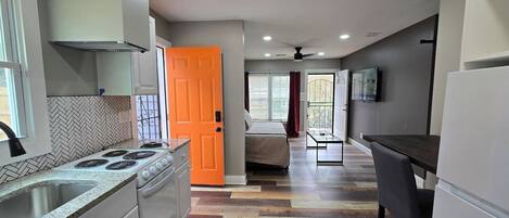 Réfrigérateur, micro-ondes, four, plaque de cuisson